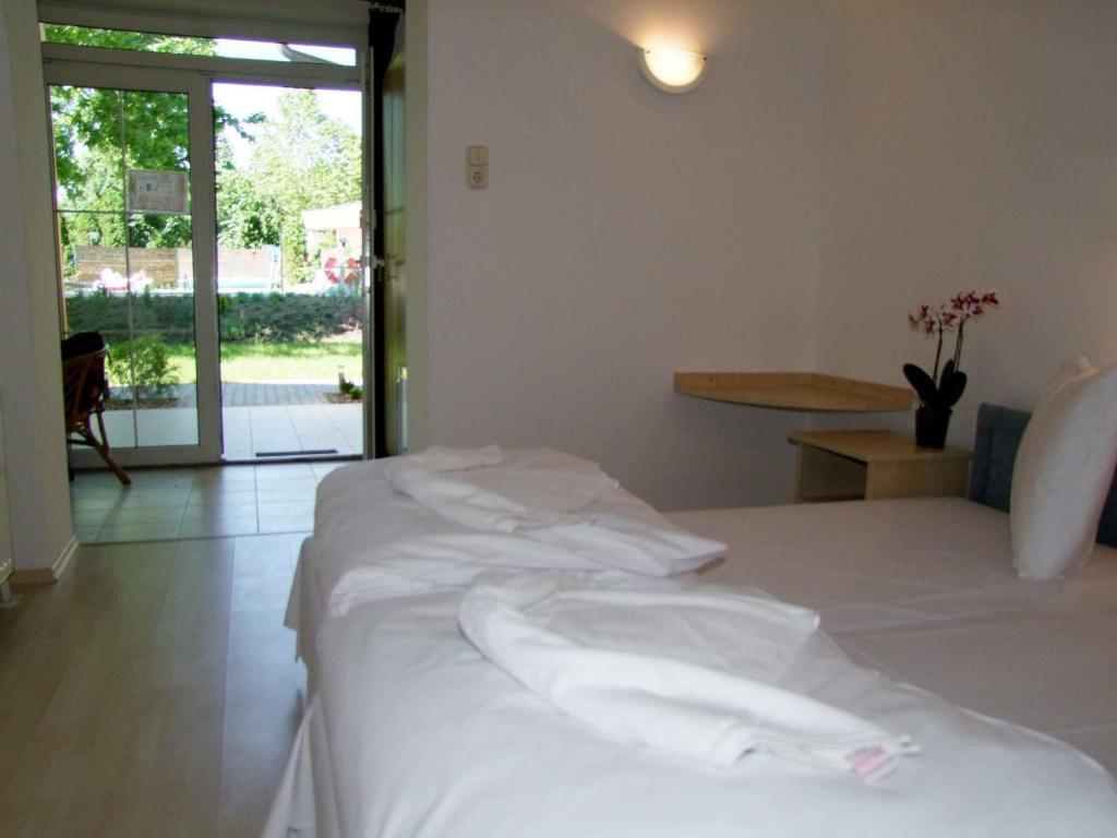 Hotel Platán Zamárdi Habitación foto