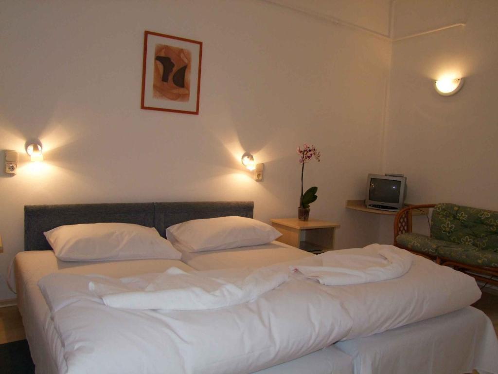 Hotel Platán Zamárdi Habitación foto